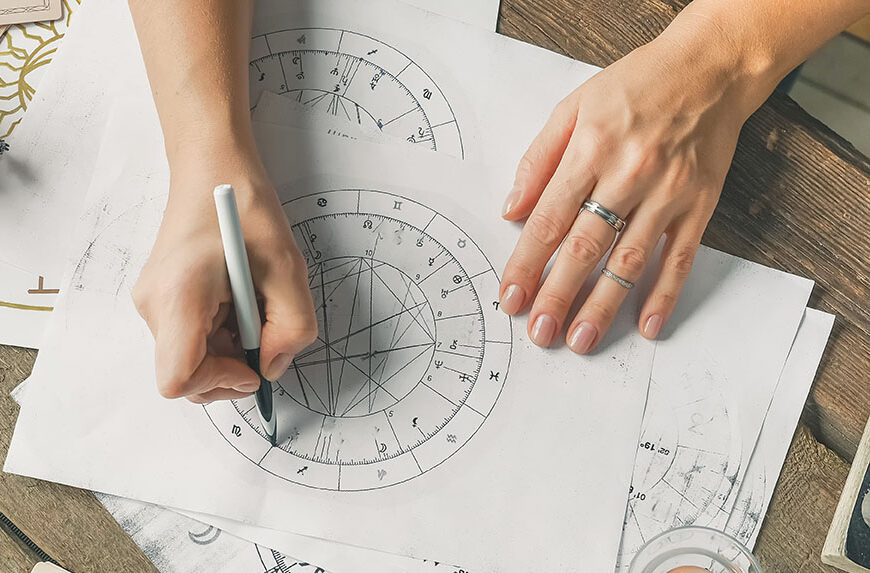 Astrology. Astrologer calculates natal chart and makes en forecast of fate.Tarot cards, Fortune telling on tarot cards mágico crystal, occultism, Esoteric background. Fortune telling,tarot predicciones.